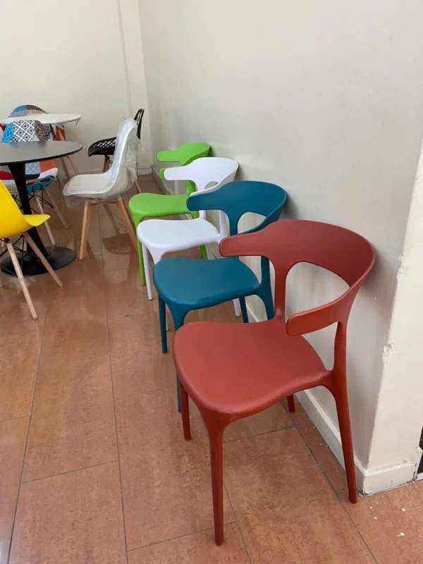 Plastic Cafe Chairs – Durable Outdoor and Indoor Seating Modern stackable plastic cafe chairs arranged on a sunny outdoor patio
